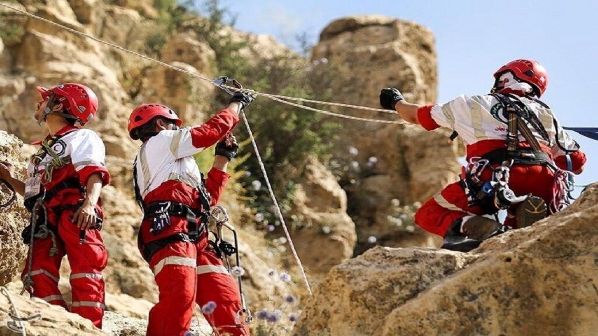 نجات فردی 32ساله در صخره های جاده چالوس نجات فردی 32ساله در صخره های جاده چالوس