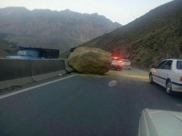 آمار سقوط سنگ در جاده کندوان: 80 مورد سقوط، مرگ 2 مسافر نوروزی